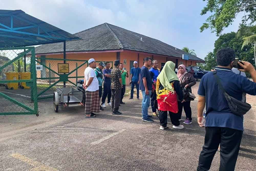 Ahli keluarga mangsa dan rakan-rakan mangsa kemalangan rombongan guru yang hadir di Unit Forensik Hospital Muadzam Shah pada Ahad.