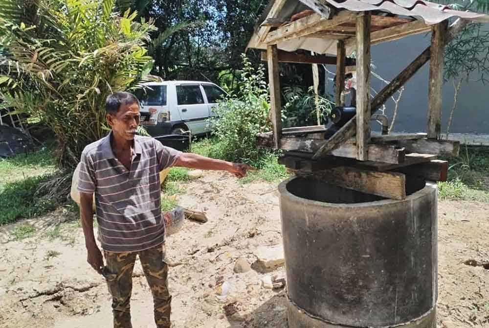 Ismail menunjukkan perigi lama yang digali semula bagi mendapatkan bekalan air.