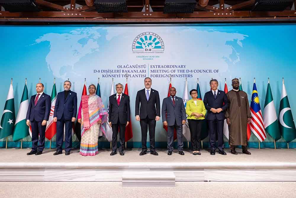 Mohamad (dua dari kanan) ketika menghadiri Mesyuarat Tergempar Majlis Menteri-Menteri Luar D-8 di Istanbul, Turkiye pada Sabtu.