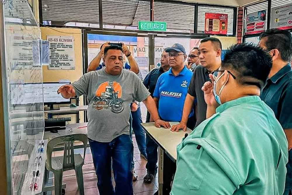 Hameed (kiri) ketika mendengar taklimat mengenai keadaan mangsa yang masih mendapatkan rawatan di Hospital Muadzam Shah di sini, pada Ahad.