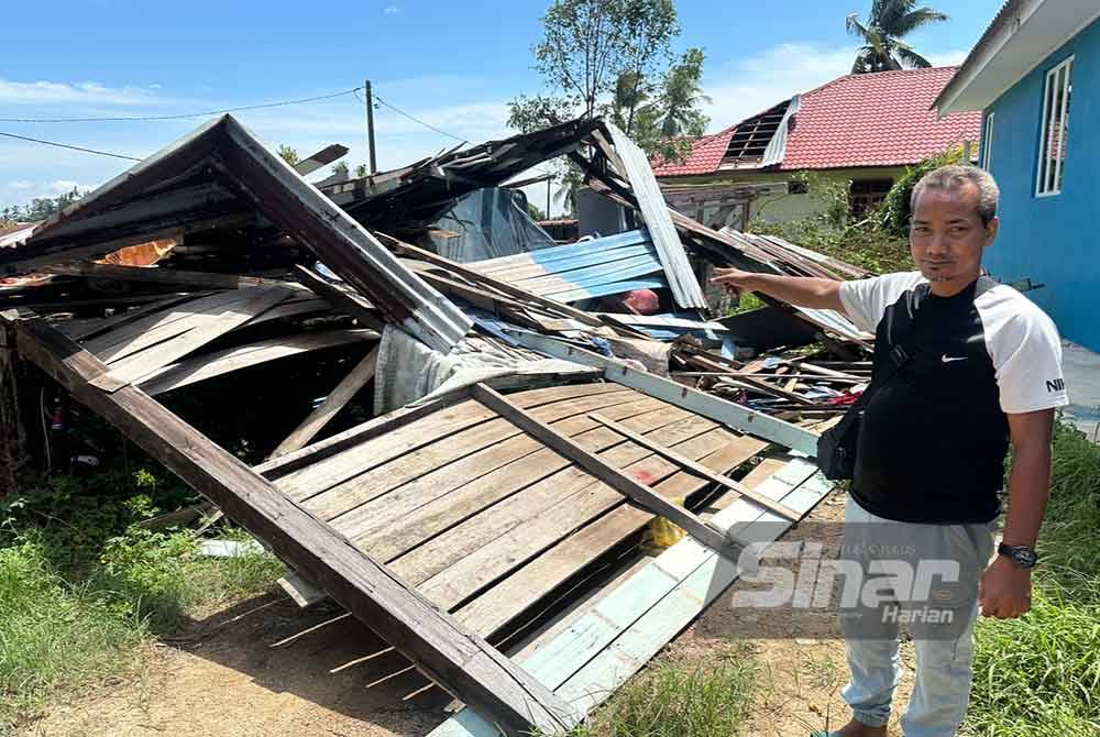 Nik Nazar menunjukkan rumahnya yang runtuh akibat kejadian ribut di Pasir Puteh. Foto Sinar Harian