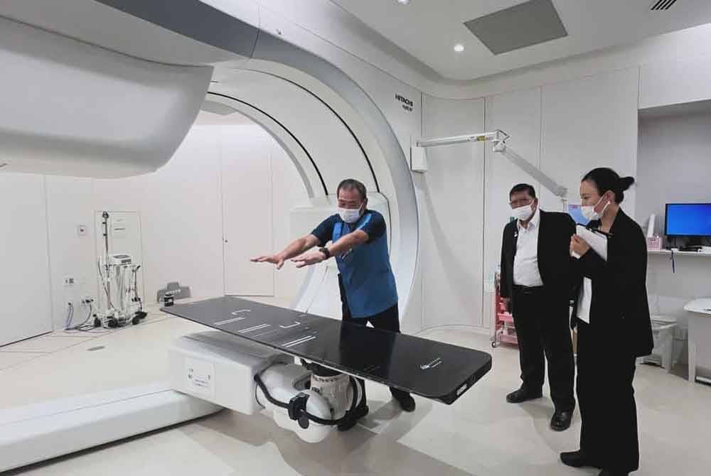 Johari melakukan lawatan ke Osaka Heavy Ion Therapy Center bagi meneroka potensi rawatan terapi ion berat untuk kanser.