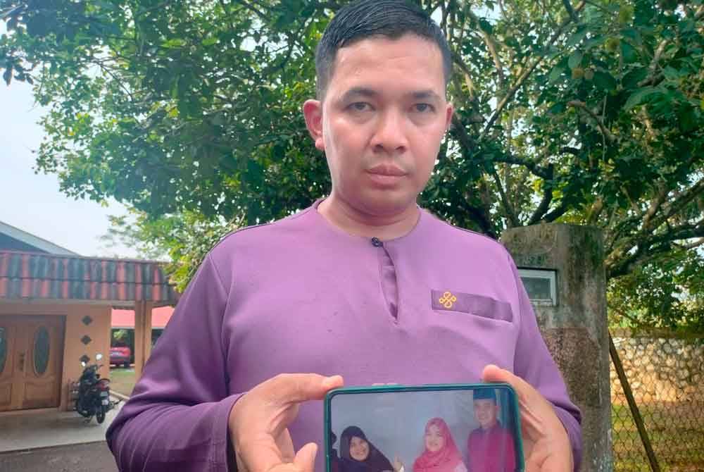 Mohd Hafizuddin menunjukkan gambar kenangannya bersama arwah pada Aidilfitri lalu.