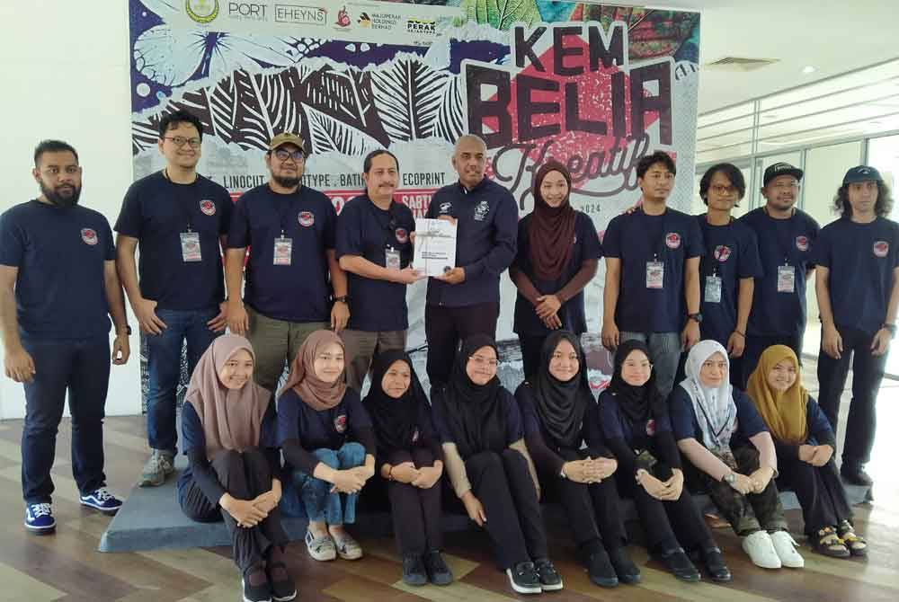 Khairudin (lima dari kiri) menyampaikan sijil penyertaan kepada peserta terlibat selepas merasmikan penutupan Program Kem Belia Kreatif 2024 di Bazar Ipoh, Silveritage pada Ahad.