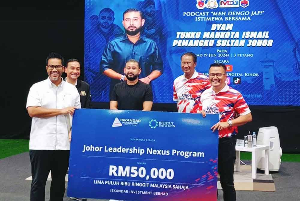 Tunku Mahkota Ismail (tengah) berkenan menyaksikan sumbangan Iskandar Invesment Berhad kepada Orang Muda Johor selepas sesi podcast sempena Program Johor Youth Meet-up di Kompleks Sukan Educity, Iskandar Puteri pada Ahad.