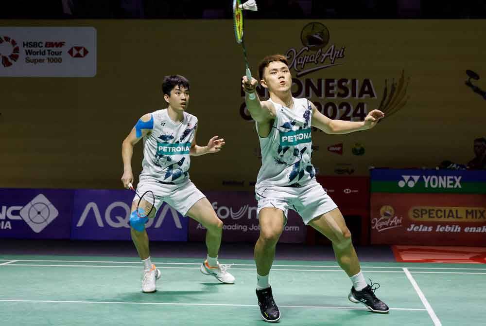 Kai Wun (kanan) dan Wei Chong kalah kepada pasangan China dalam aksi final Terbuka Indonesia di Jakarta pada Ahad. Foto EPA