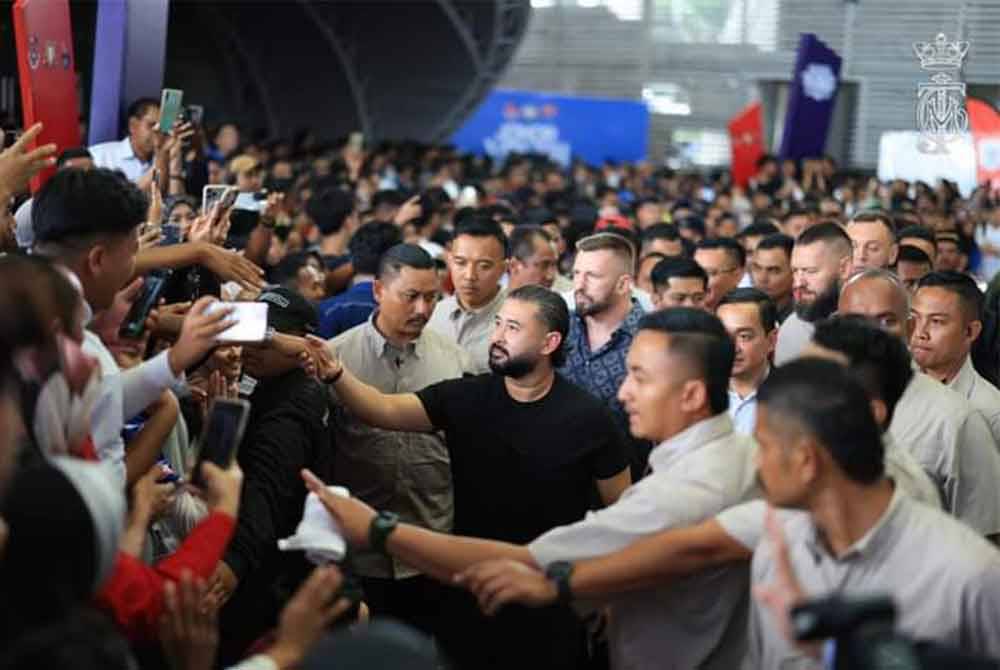 Tunku Mahkota Ismail sempat melayan orang ramai sesi podcast sempena Program Johor Youth Meet-up bermula di Kompleks Sukan Educity, Iskandar Puteri pada Ahad.