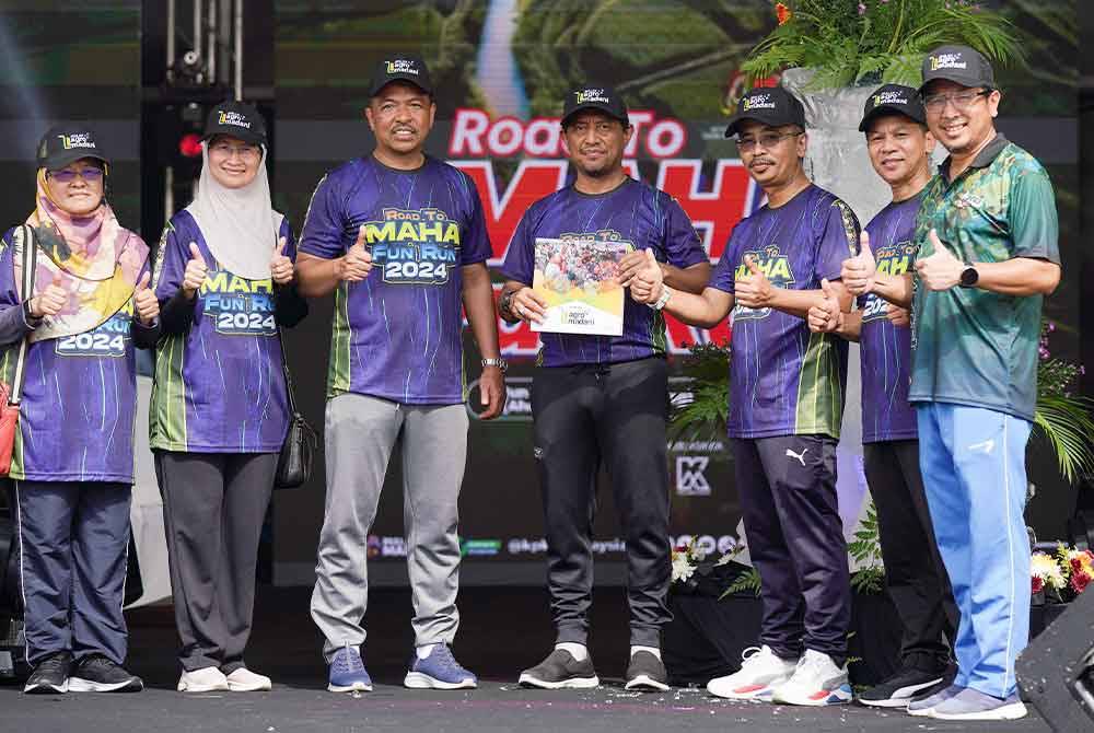 Lokman Hakim (tengah) merasmikan Karnival Sambutan Setahun Program Jualan Agro Madani dan Road To MAHA Fun Run 2024 sempena Peluncuran MAHA 2024 yang diadakan di Tapak Pasar Tani MAEPS, Serdang pada Ahad. Foto Sinar Harian-ROSLI TALIB