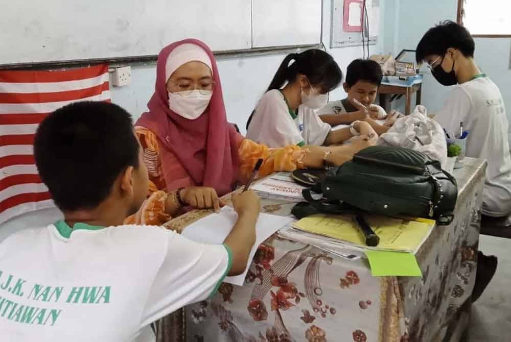 Nurul Azlin kini mengajar bahasa Inggeris dan Sains di SMJK Nan Hwa selain menggalakkan murid bukan Cina belajar di SJKC.