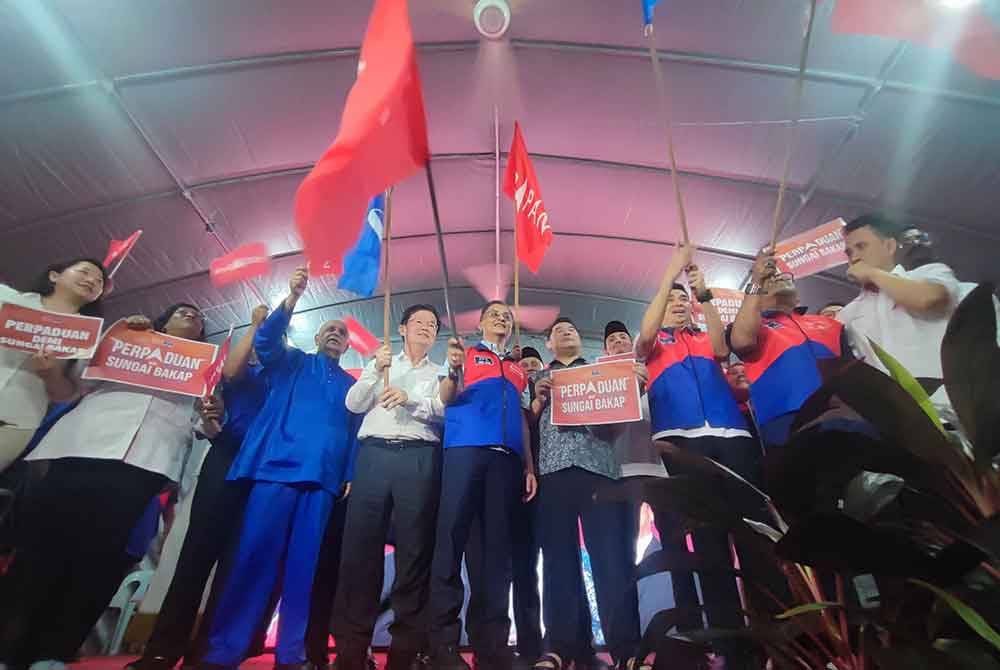 Kon Yeow (empat dari kiri) bersama pimpinan Perpaduan ketika Majlis Pelancaran Jentera Perpaduan Pilihan Raya Kecil (PRK) Sungai Bakap, pada Ahad.