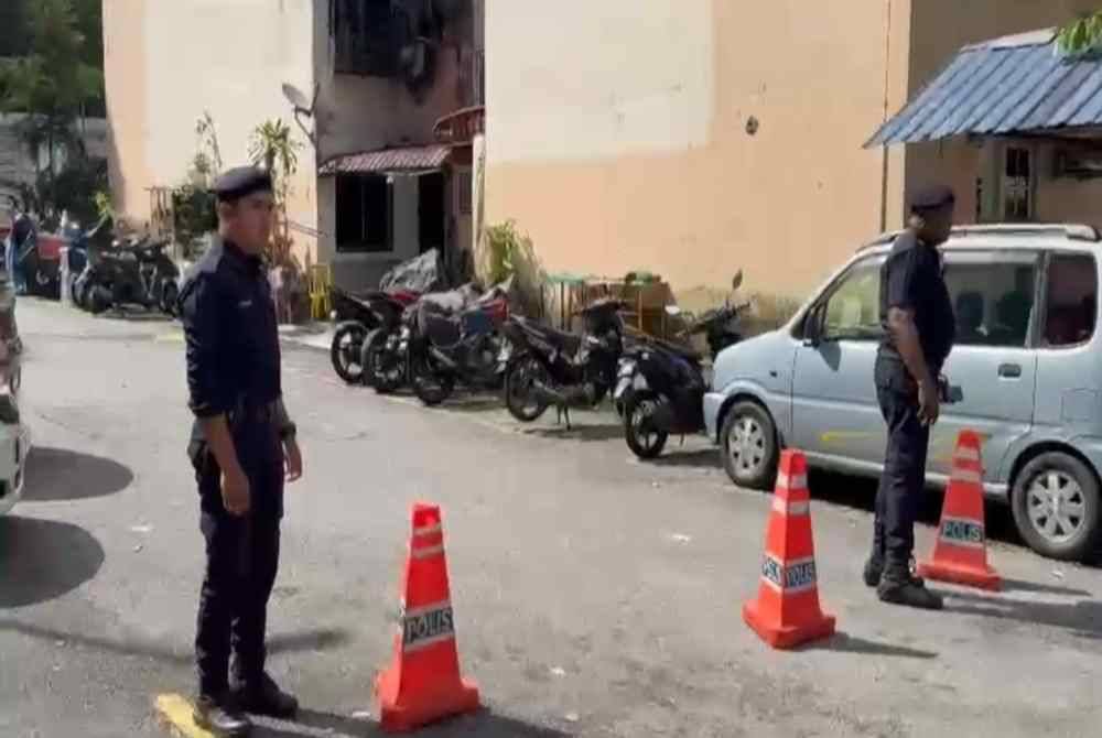 Polis mengawal ketat sekitar lokasi di Damansara Damai, Petaling Jaya pada Isnin.