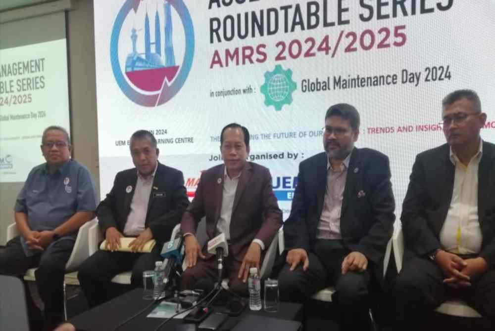 Ahmad (tengah) pada sidang akhbar selepas menyempurnakan pelancaran Asset Management Roundtable Series 2024/2025 dan Global Maintenance Day 2024 berlangsung di UEM Edgenta Learning Centre di Petaling Jaya pada Isnin.