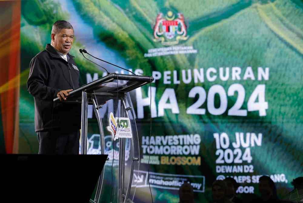 Mohamad menyampaikan ucapan pada Majlis Pelancaran Pameran Pertanian, Hortikultur dan Agro Pelancongan (MAHA) 2024 di Taman Ekspo Pertanian Malaysia Serdang (MAEPS), pada Isnin. Foto Bernama