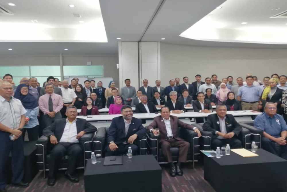 Ahmad (tengah) merasmikan pelancaran Asset Management Roundtable Series 2024/2025 dan Global Maintenance Day 2024 berlangsung di UEM Edgenta Learning Centre di Petaling Jaya pada Isnin.