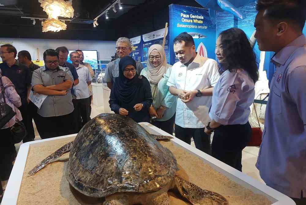 Nik Nazmi (tiga dari kanan) melawat di sekitar Institut Oseanografi dan Sekitaran (INOS) UMT pada Khamis.