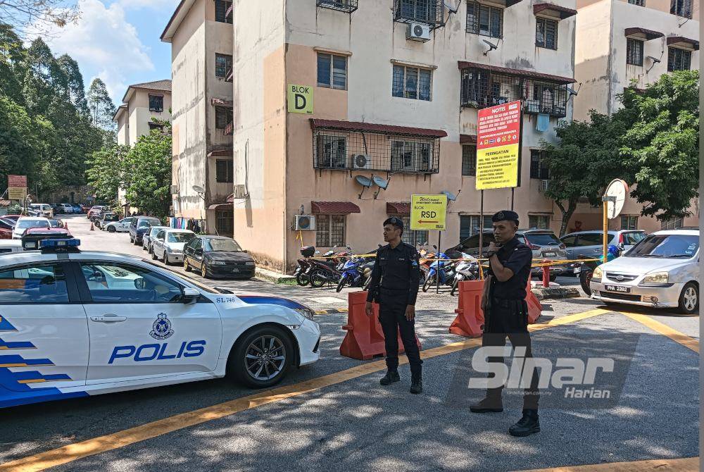 Pihak polis menutup laluan masuk ke rumah yang disewa oleh ibu bapa arwah Zayn Rayyan di Apartment Idaman, Damansara Damai, Petaling Jaya Selangor pada Isnin. Foto HISYAMUDDIN AYUB