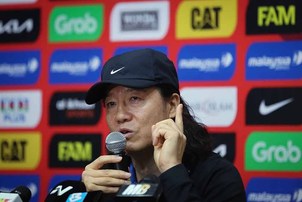 Ketua Jurulatih Malaysia, Kim Pang Gon pada sidang akhbar pra-perlawanan antara Malaysia dan Taiwan bagi Kelayakan Piala Dunia 2026 / Piala Asia 2027 di Wisma FAM, di sini pada Isnin. Foto Bernama