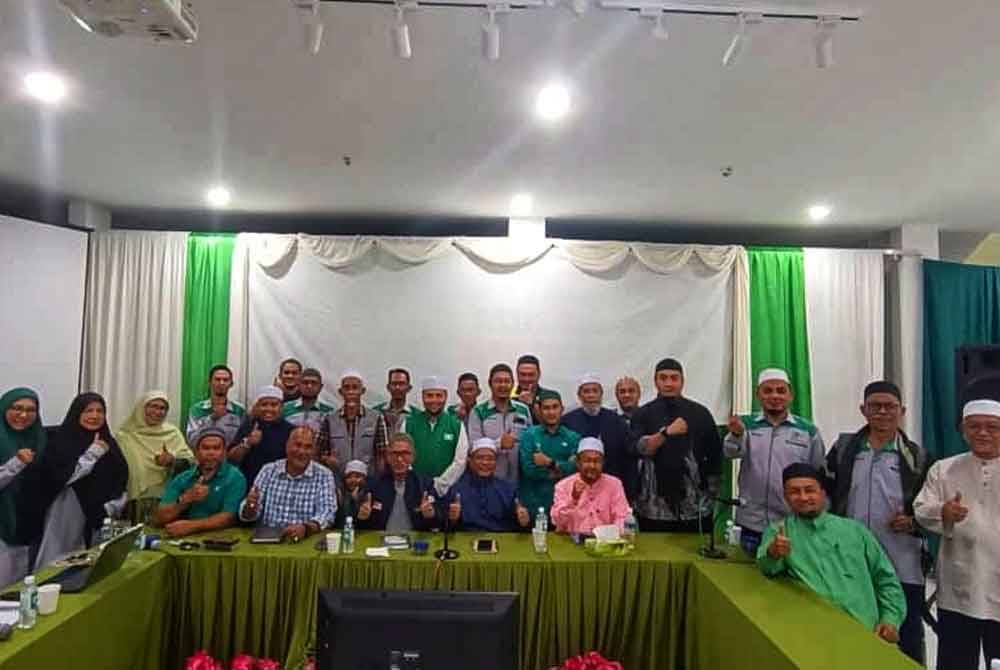 Hamdan (duduk, kiri) ketika pertemuan Jabatan Pilihanraya Pas Pusat dan Jabatan Pilihanraya Pas Pahang bersama Harian Negeri di Kuantan baru-baru ini.