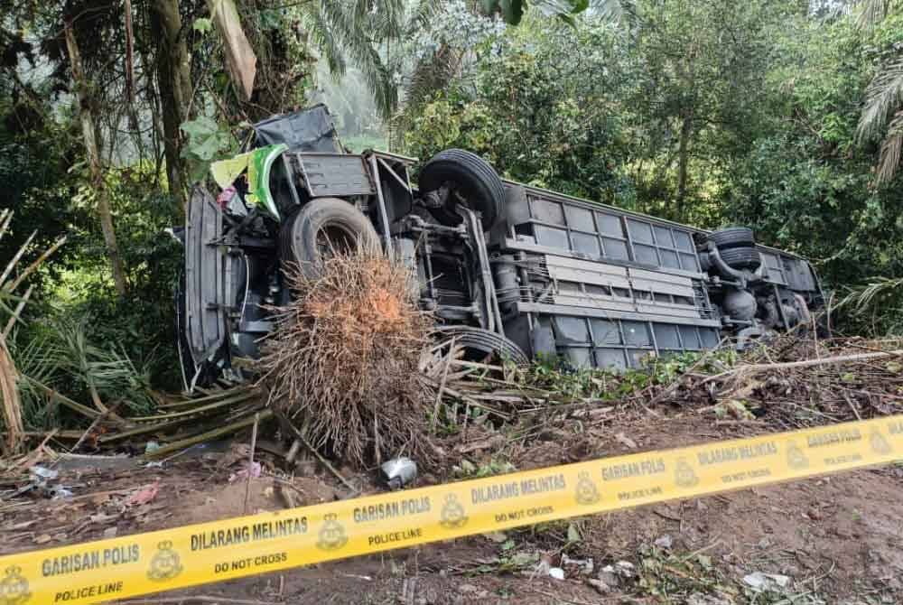 Bas persiaran yang membawa rombongan guru Sekolah Kebangsaan (SK) Jeram, Masjid Tanah, Melaka terbabit dalam kemalangan pada awal pagi Ahad.