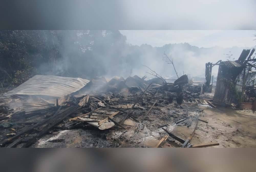 Antara rumah setinggan yang terbakar di kawasan atas air bersebelahan Kampung Kalansanan, Inanam, Kota Kinabalu.