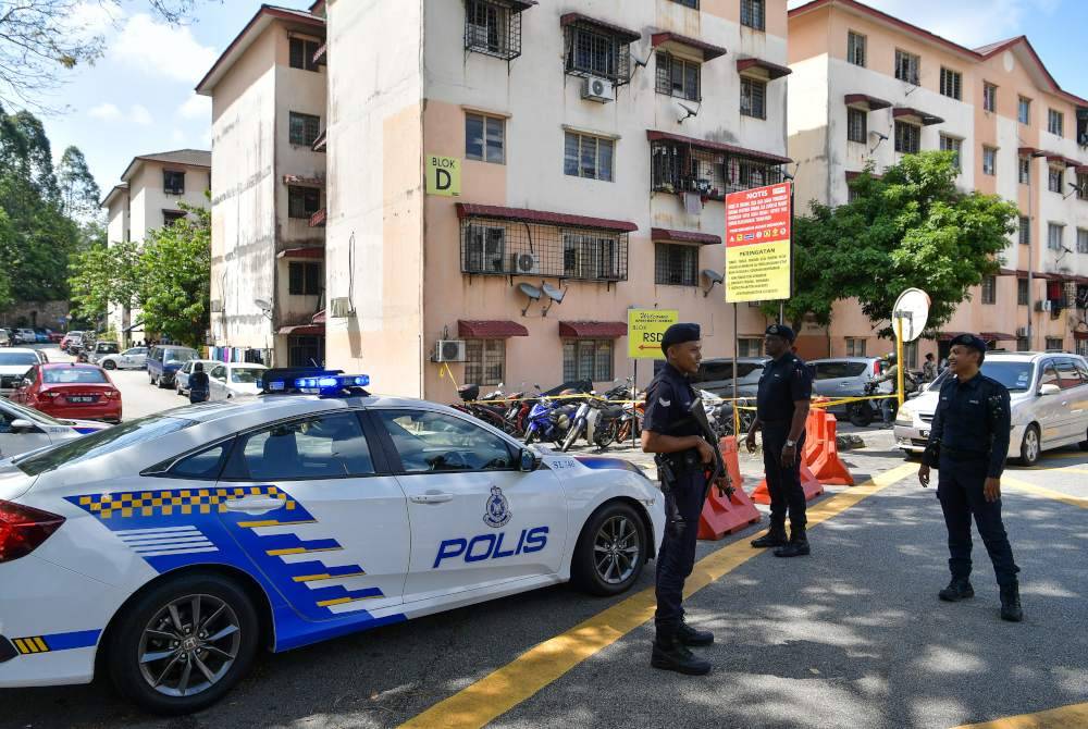 Polis mengawal ketat laluan masuk ke kediaman kanak-kanak autisme, Zayn Rayyan Abdul Mateen, di Apartment Idaman, Damansara Damai, Petaling Jaya. Foto Bernama