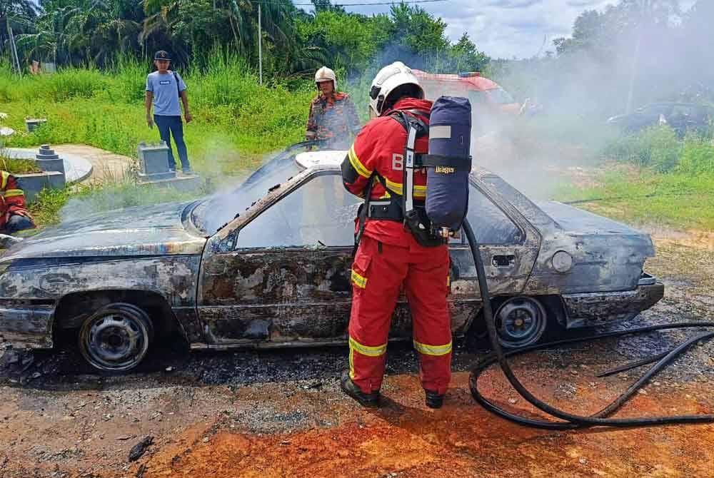 Bomba membuat kawalan di lokasi kejadian sehingga operasi tamat pada jam 2.42 petang. Foto Bomba Perak