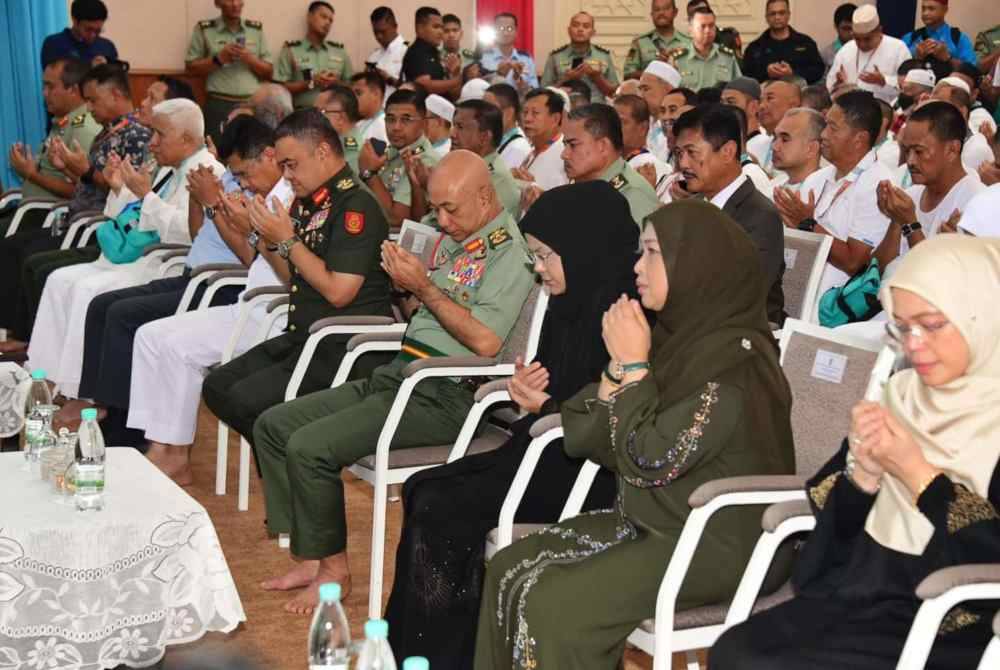 Mohammad (tengah) mengaminkan bacaan doa dalam majlis pelepasan jemaah haji daripada kalangan warga ATM, pada Isnin.