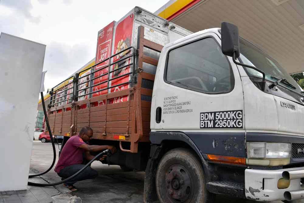 Pemberian bantuan Budi Madani sebanyak RM200 bermula hari ini kepada pengguna diesel yang layak khususnya pemilik kenderaan diesel individu, petani dan pekebun kecil, mampu memberikan penjimatan kepada pengguna bahan api itu. - Foto Bernama