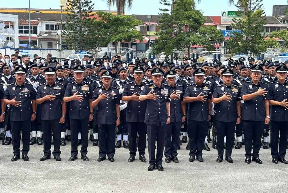 Muhamad Zaki (tengah) bergambar dengan pegawai dan anggota yang bertugas di Kontinjen Kelantan.