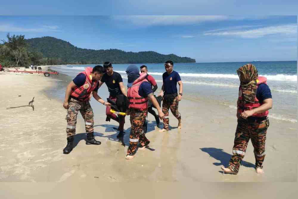 Mangsa dibawa naik ke pesisir pantai selepas ditemukan lemas di Kampung Bakasan, Karambunai, Kota Kinabalu.