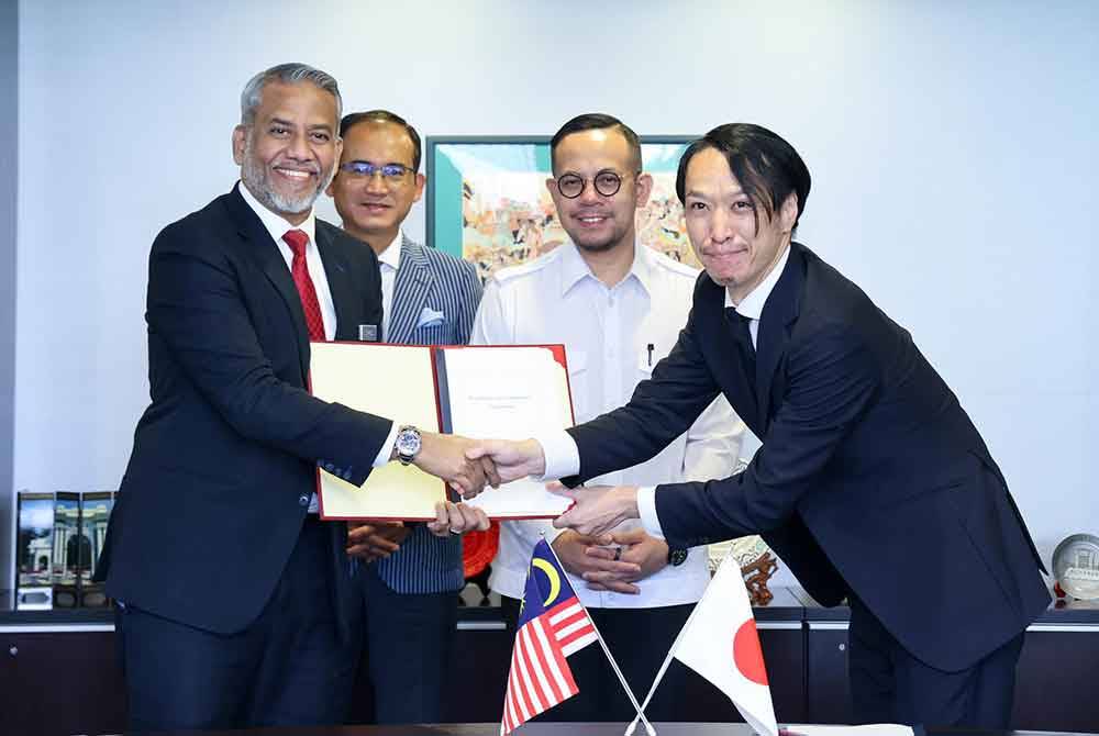 HRD Corp menandatangani memorandum persefahaman (MoU) dengan Shuto Iko College of Medical Care & Welfare, Jepun yang turut disaksikan oleh Menteri Sumber Manusia, Steven Sim Chee Keong.