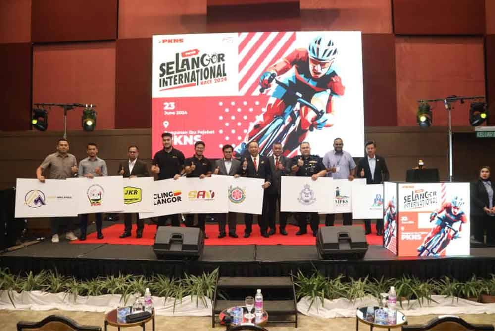 Mahmud (lima dari kanan) semasa Majlis Pelancaran Selangor International Race (SIR) 2024 di Pusat Konvensyen Shah Alam pada Selasa.