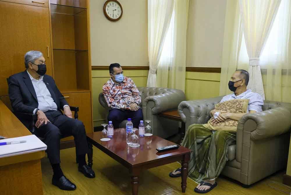 Ahmad Zahid (kiri) menziarahi Wan Rosdy (kanan) yang menerima rawatan di Institut Jantung Negara (IJN) petang Selasa. Foto Facebook Ahmad Zahid