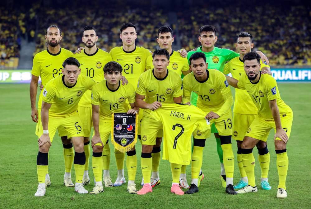 Pemain Harimau Malaya memegang jersi Faisal Halim sebagai tanda solidariti pada perlawanan Kumpulan D pusingan kedua bagi Kelayakan Piala Dunia 2026 dan Piala Asia 2027, Malaysia menentang Chinese Taipei di Stadium Nasional Bukit Jalil malam ini. Foto Bernama