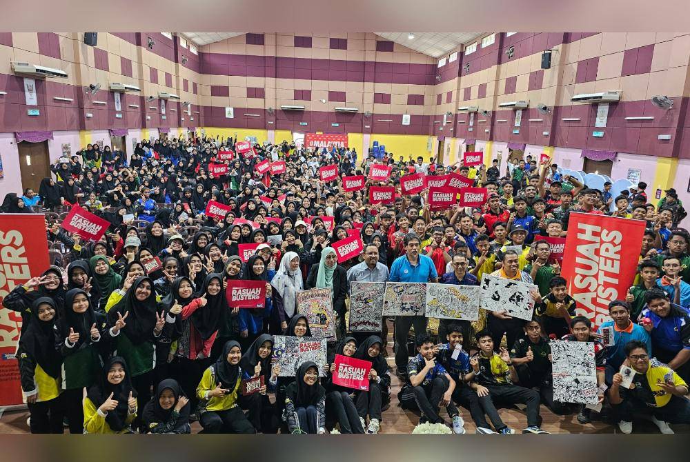 Wajah-wajah ceria lebih 500 pelajar dan kakitangan yang menyertai program Jelajah Antirasuah di MRSM Parit.