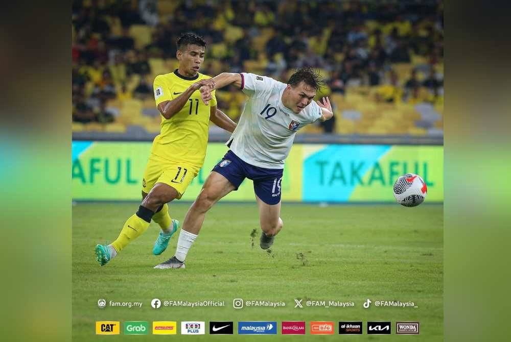 Aksi pemain negara, Safawi Rasid (kiri) cuba bersaing dengan pemain Taiwan, Miguel Sandberg dalam aksi di Stadium Nasional Bukit Jalil. Foto FAM