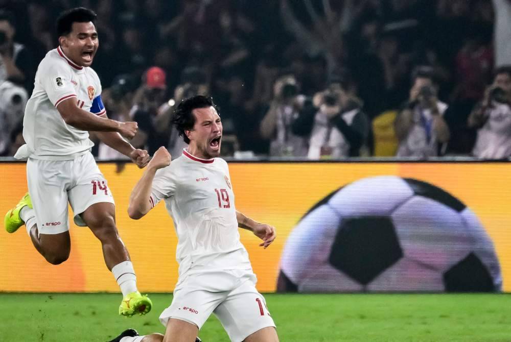 Haye (kanan) meraikan jaringan bersama rakan sepasukan selepas meledak jaringan pertama Indonesia ketika berdepan Filipina di Stadium Gelora Bung Karno, Jakarta. Foto AFP