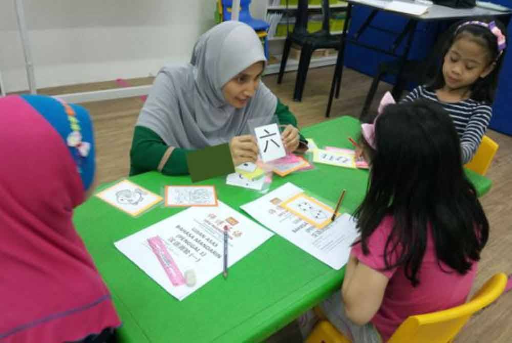 Anak Melayu perlu bermula daripada awal untuk belajar bahasa Cina kerana ia bukan bahasa pertuturan mereka. Gambar hiasan media sosial