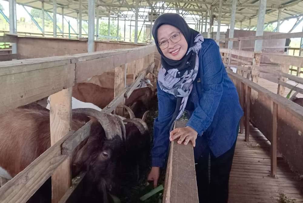 Zuriati yang mengusahakan ternakan kambing terkesan dengan lambakan kambing import yang dijual murah di pasaran tempatan.