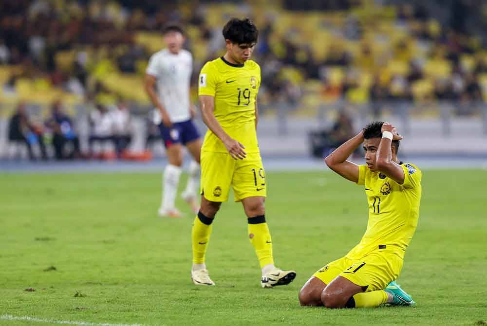 Reaksi kecewa pemain negara, Akhyar Rashid dan Safawi Rasid pada perlawanan Kumpulan D pusingan kedua bagi Kelayakan Piala Dunia 2026 dan Piala Asia 2027, Malaysia menentang Taiwan di Stadium Nasional Bukit Jalil malam ini. Foto Bernama