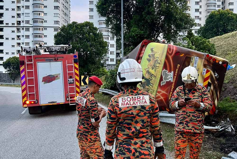 Keadaan bas ekspres selepas terlibat kemalangan selepas Plaza Tol Jalan Duta menghala ke Kuala Lumpur