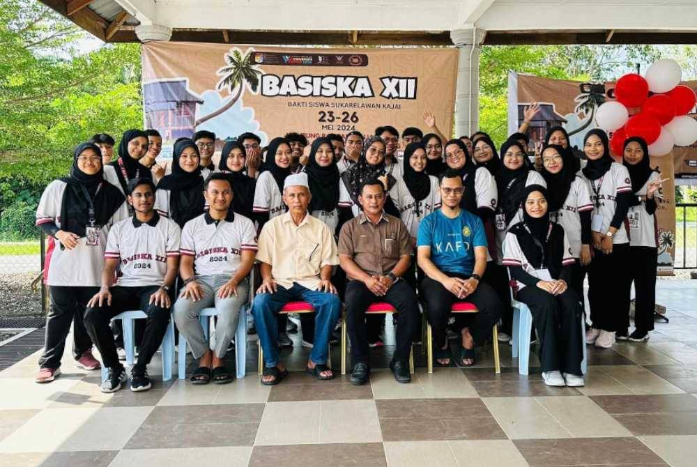 SERAMAI 44 mahasiswa dari Kolej Rahim Kajai, UKM terlibat dalam program menajamkan kemahiran menyumbang kepada masyarakat di Kampung Rantau Panjang, Temerloh Mei lalu. 