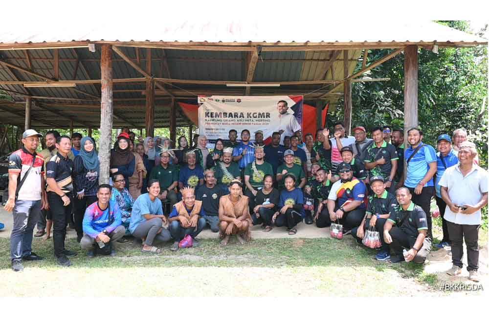 Manndzri (duduk, tengah) bersama peserta KGMR dan penduduk Kampung Peta.