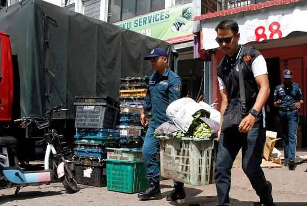 DBKL menyita barangan milik tujuh warga asing di Pasar Borong KL.