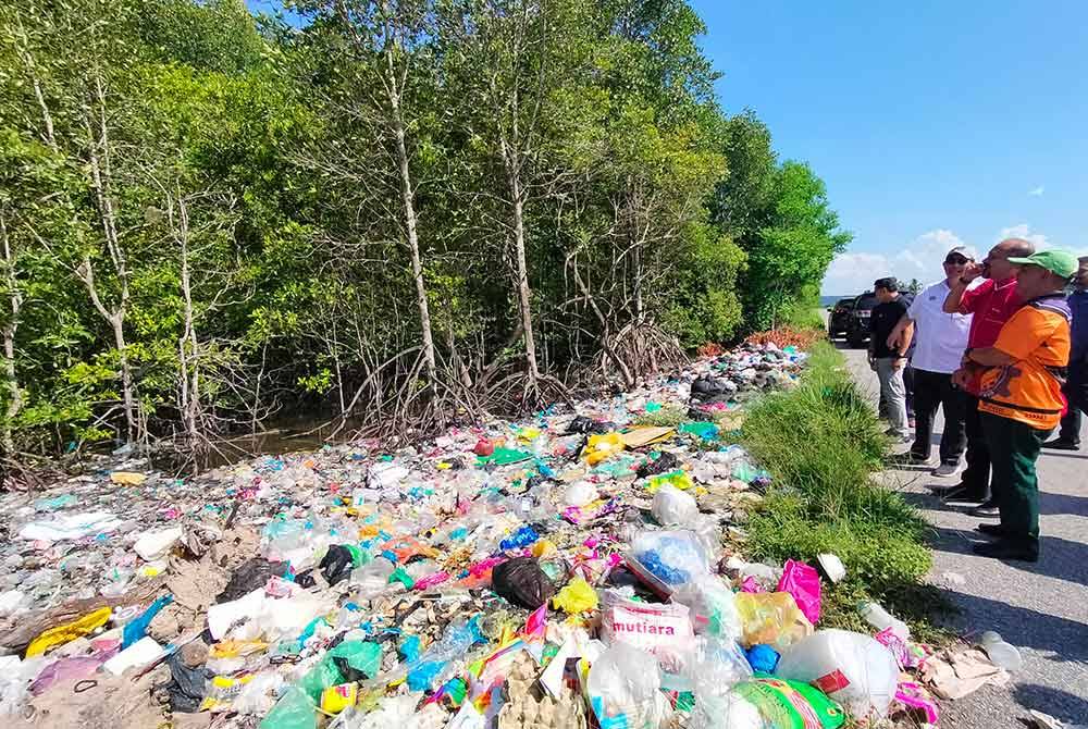 Keadaan longgokan sampah yang dipercayai wujud sejak sekian lama kemungkinan kira-kira 50 tahun lalu.