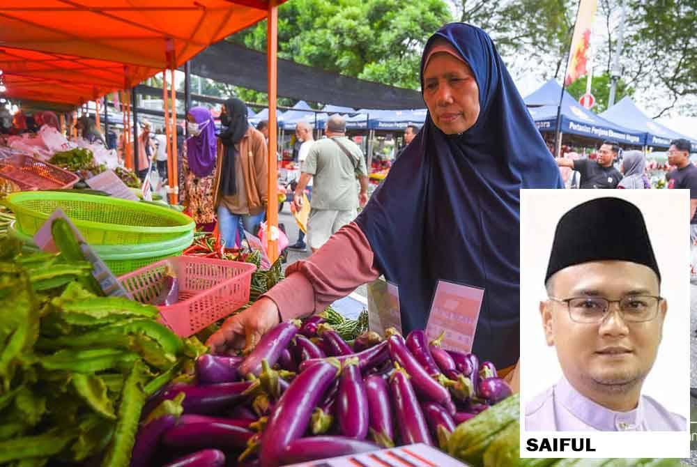 Selain barangan segar seperti daging, ayam dan sayur-sayuran, pengguna juga berpeluang untuk mendapatkan bekalan juadah Aidiladha seperti ketupat, rendang, lemang dan kuih-muih untuk keperluan hari raya. - Foto: FAMA