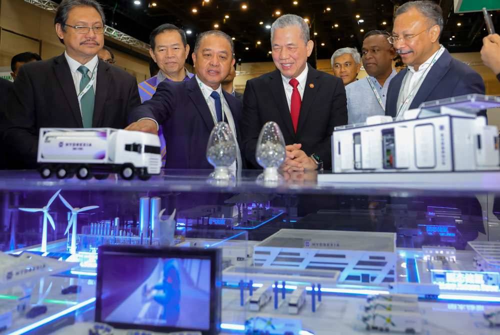 Fadillah (tengah) melihat model kilang memproses gas hidrogen sebelum merasmikan penutupan Asia Pacific Green Hydrogen Conference and Exhibition 2024 di Pusat Konvensyen Borneo Kuching pada Rabu. Foto Bernama