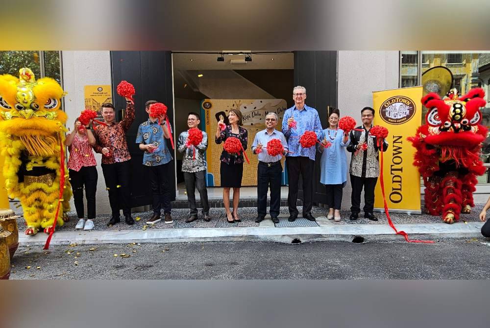 Tetamu jemputan memotong riben simbolik merasmikan pembukaan Pusat Warisan OldTown yang unik di Ipoh.