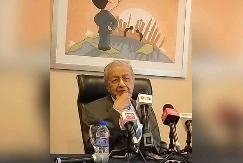 Tun M ketika sidang akhbar di pejabatnya pada Rabu.