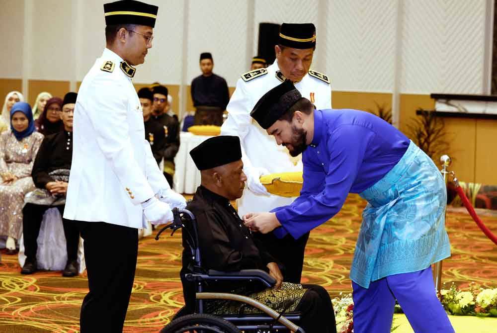 Raja Muda Selangor Tengku Amir Shah (kanan) berkenan mengurniakan Pingat Jasa Kebaktian (P.J.K) kepada Kaharuddin Mat Yusoff pada Istiadat Pengurniaan Pingat-Pingat Negeri Selangor Darul Ehsan Bagi Penerima-Penerima Daerah Petaling dan Klang sempena menyambut Ulang Tahun Hari Keputeraan Ke-78 Sultan Selangor Bagi Tahun 2023 di Dewan Jubli Perak Sultan Abdul Aziz, pada Rabu. Foto Bernama